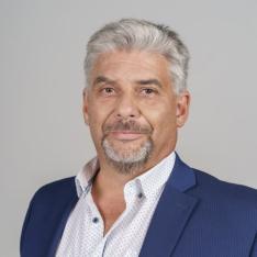 Hledá štíhlou, přirozeně atraktivní ženu do 170 cm, ve věku 40 až 53 let